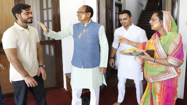 मुख्यमंत्री श्री चौहान ने परिजन के साथ खेली होली
